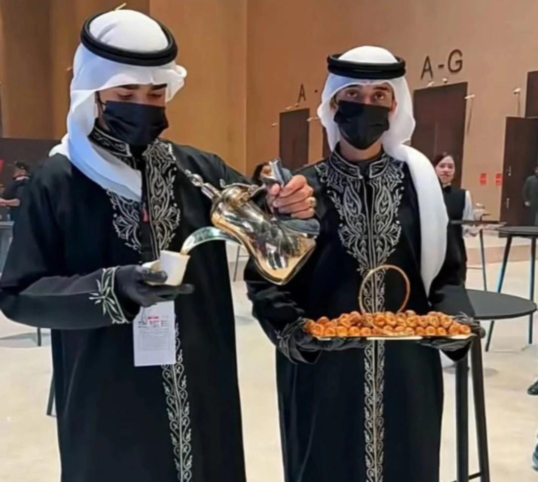 قهوجى الرياض يقدم القهوة العربية للضيوف بأسلوب ضيافة راقٍ